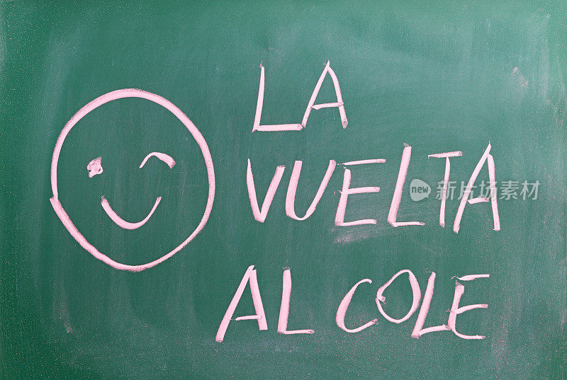 回到学校，在黑板上用西班牙语写