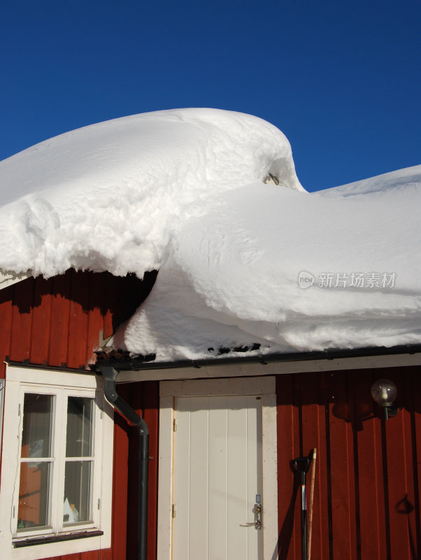 雪在屋顶