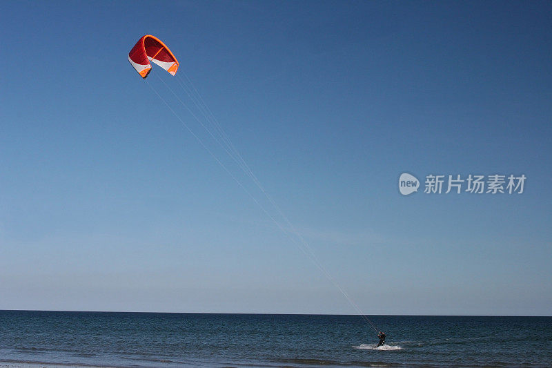 海滩上的风筝冲浪者