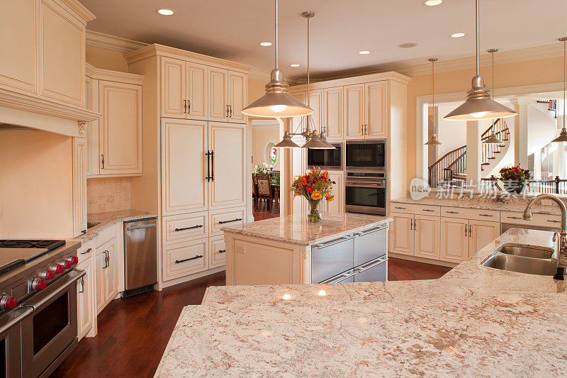 豪华住宅厨房与不锈钢和花岗岩。