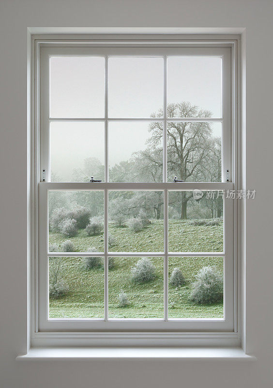 乔治王朝风格的窗户，窗外是霜冻的景色