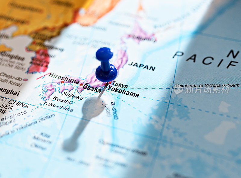 蓝色大头针在地图上标出东京和横滨