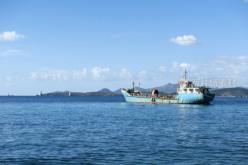 旧油轮停泊