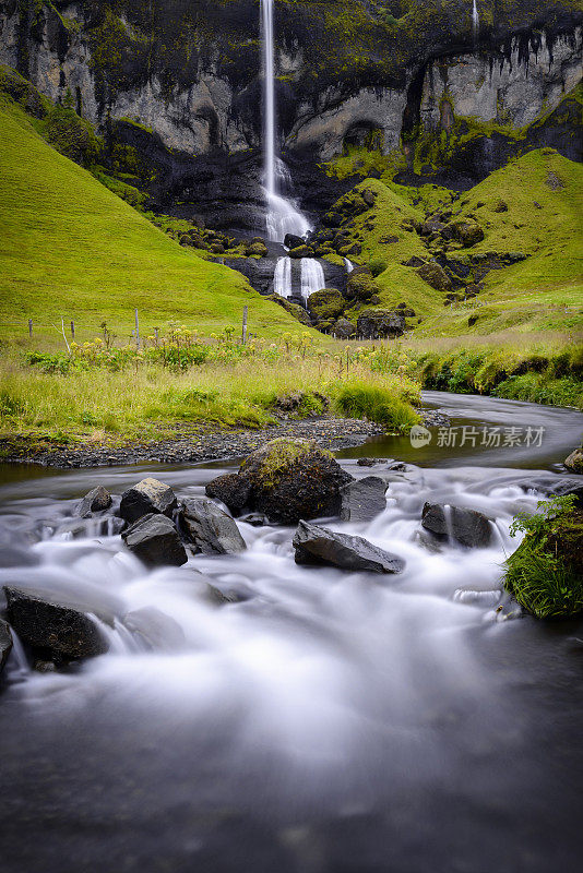 长时间曝光的冰岛小溪中的瀑布