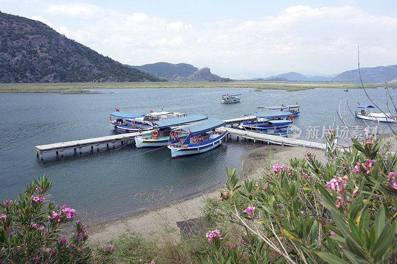 在土耳其的Dalyan，小船正在等待游客