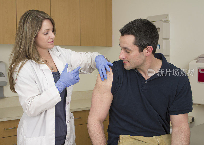 医务:诊所的护士为病人注射流感疫苗