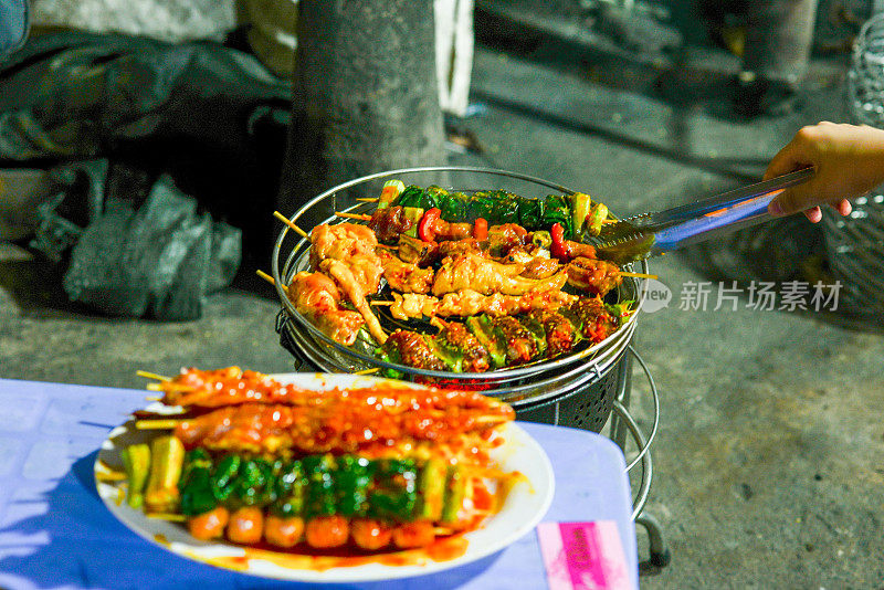 新鲜的食物和鸡肉，牛排，猪肉烧烤