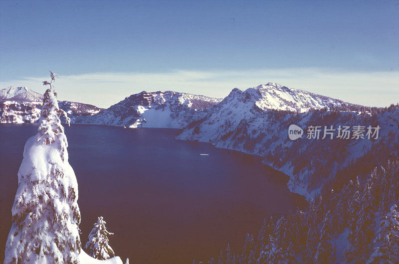 冬季火山口湖东缘