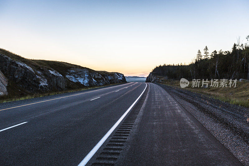 黎明废弃的公路