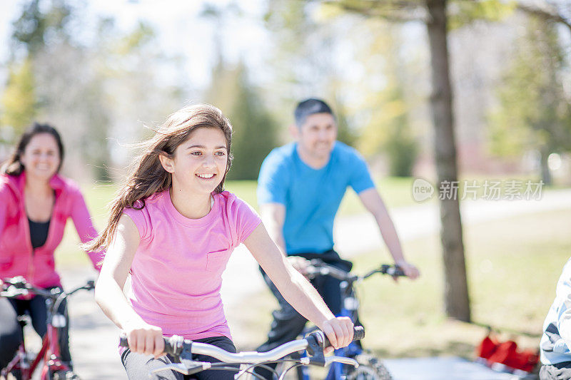 十几岁的女孩在公园里骑自行车