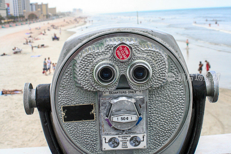 海滩上的投币式望远镜