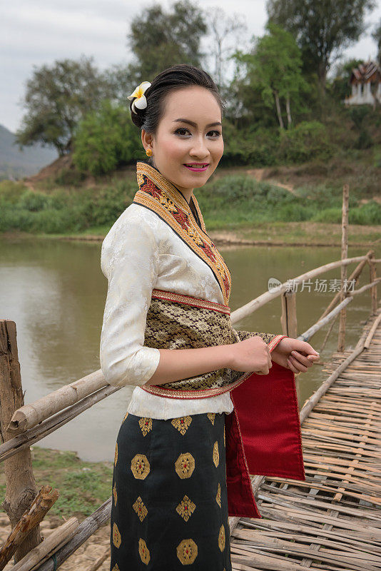 美丽的老挝妇女在传统服装