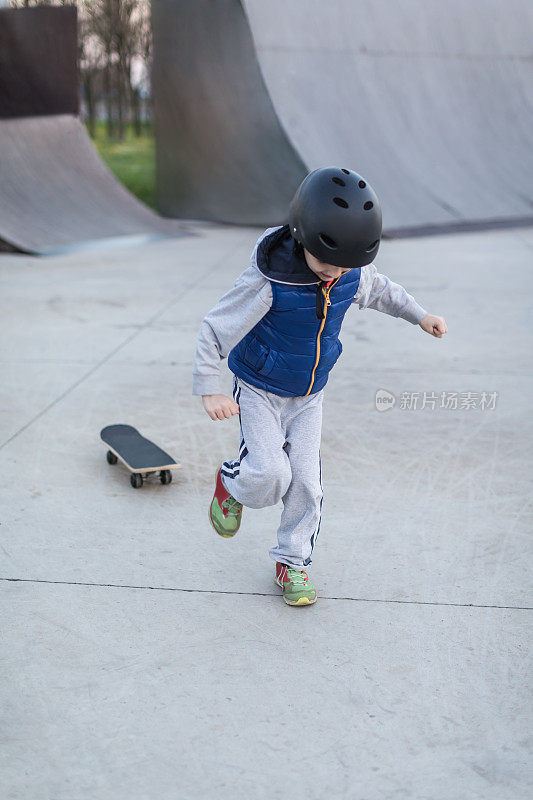 滑板公园里的男孩