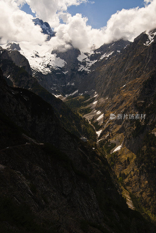 H?llentalklamm在巴伐利亚山谷和Zugspitze山后面的云