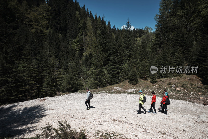 享受轻松一天的徒步旅行者