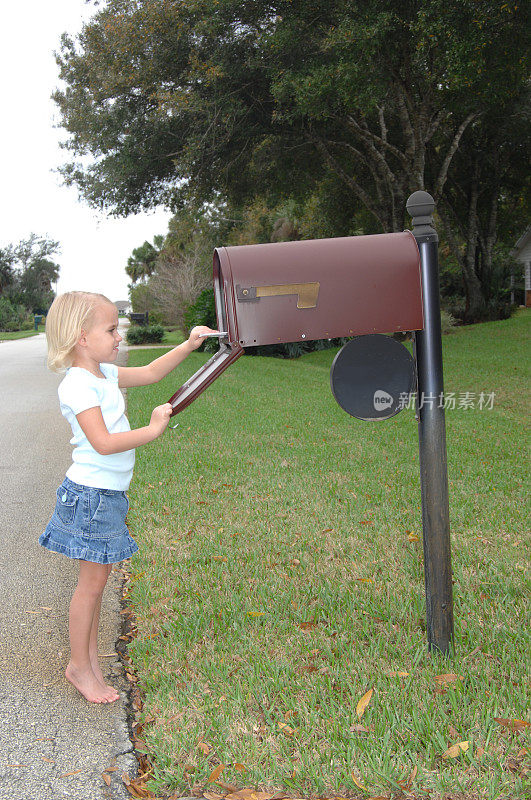 小女孩检查邮件