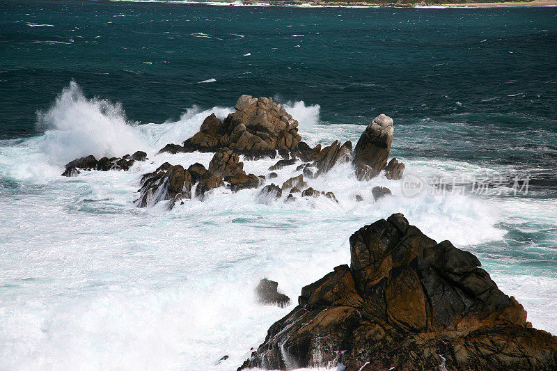 岩石海岸上的海浪