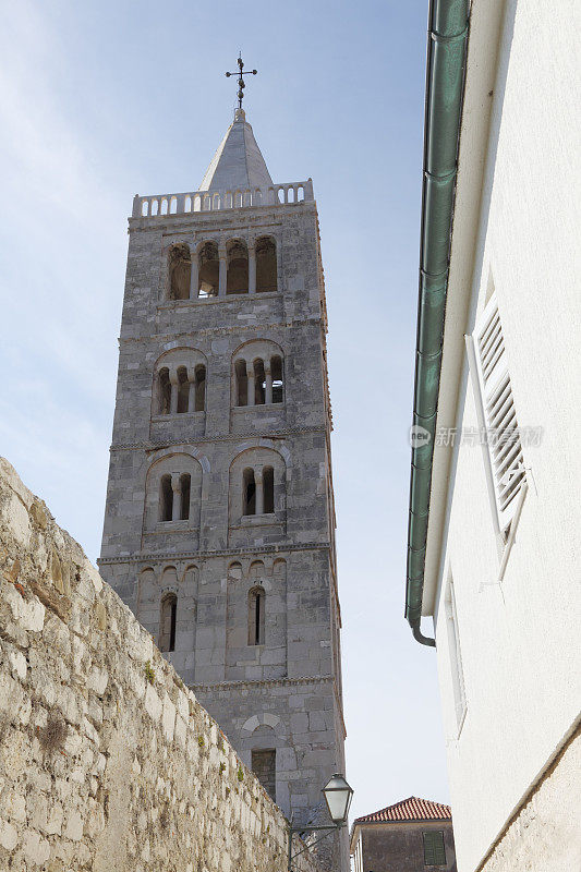 教堂钟楼中世纪小巷映衬着克罗地亚拉布的蓝天