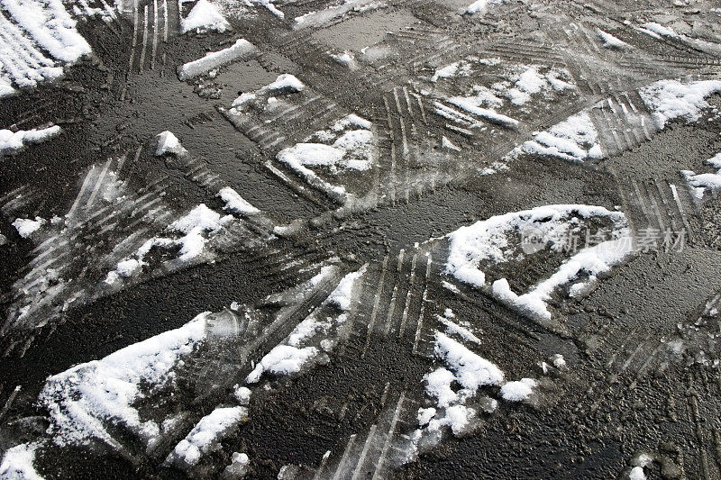 雪地上的轮胎印