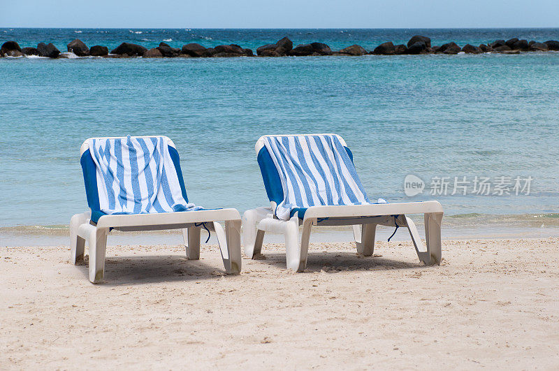 沙滩上的两把椅子