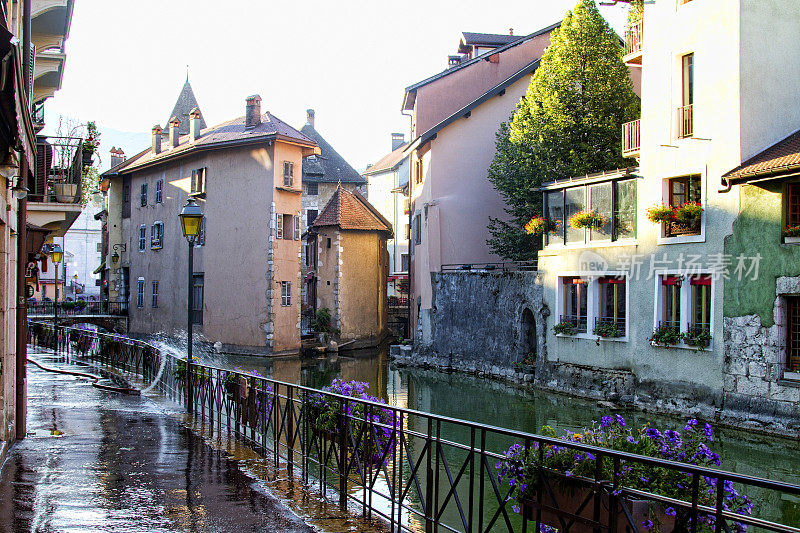 法国安纳西镇色彩鲜艳的建筑