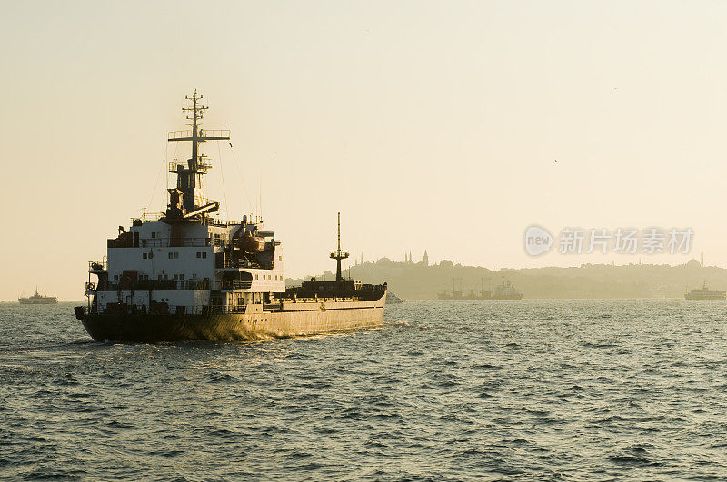 船和İstanbul剪影