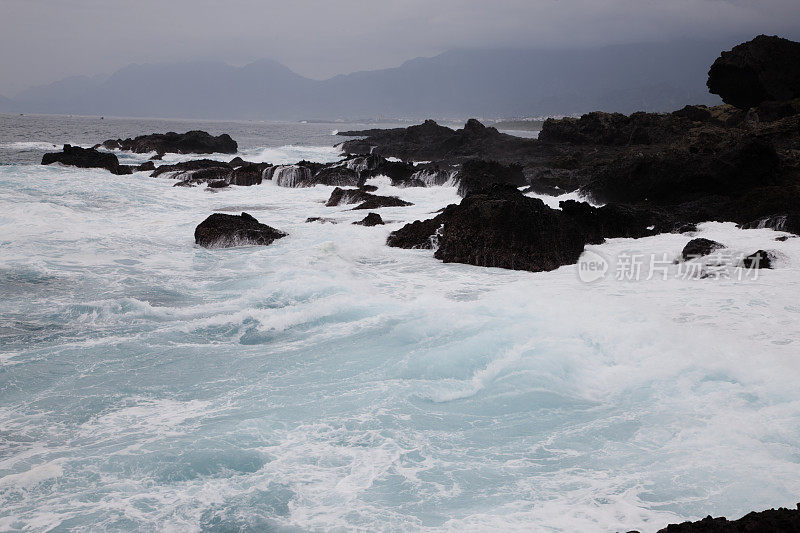 台湾东部的海岸线，海浪拍打着台湾的岩石海岸线