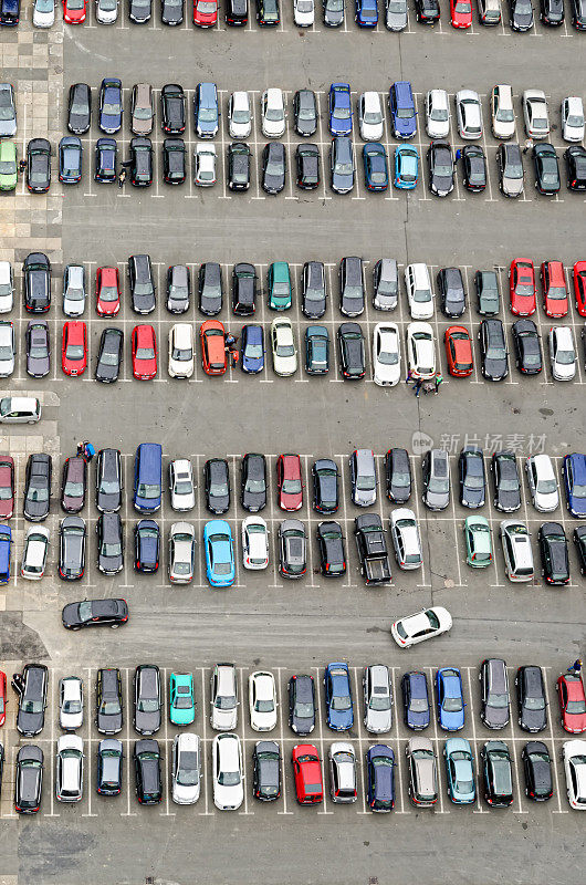 停车场有很多车