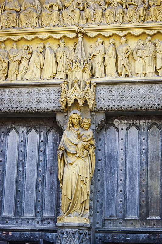 圣母玛利亚抱着耶稣