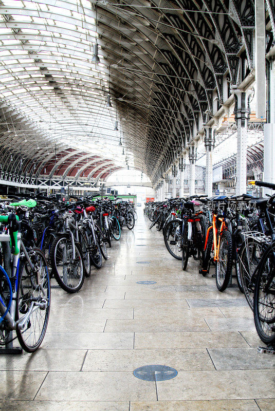 伦敦帕丁顿车站的自行车停放区