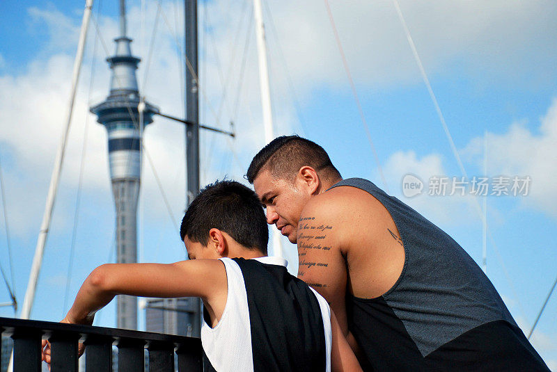 太平洋岛的男人和男孩