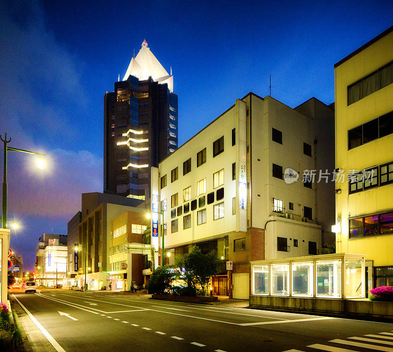 日本新泻市中心夜景与照明摩天大楼
