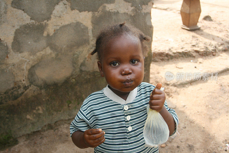 非洲幼童饮水