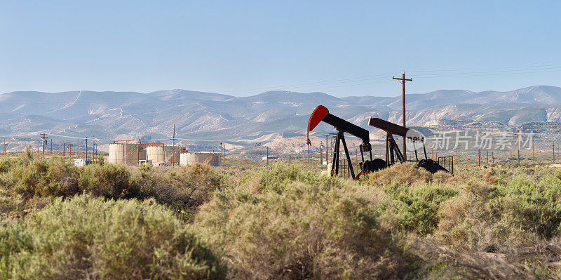 油泵和油箱在加州中部沙漠全景图