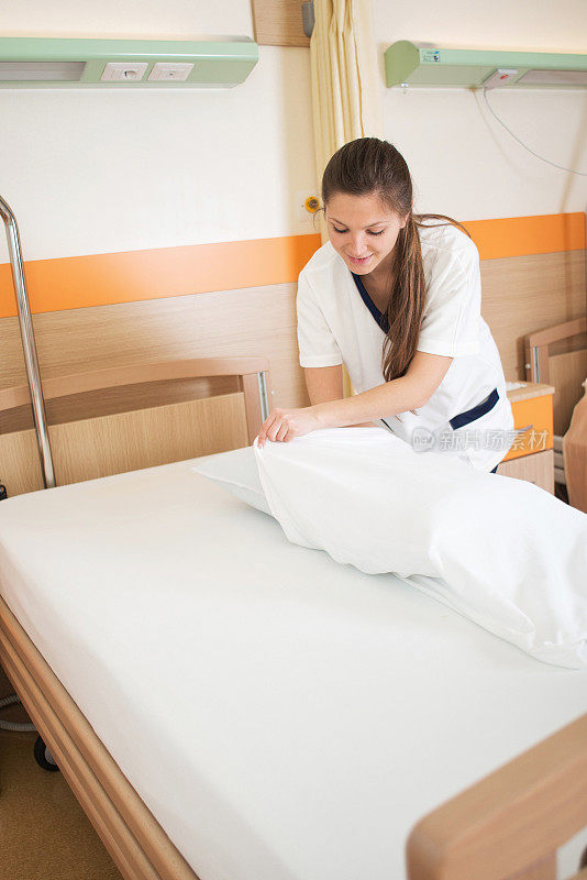 一张护士整理病床的照片