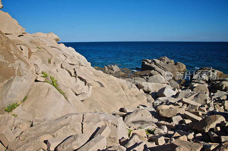 撒丁岛的岩石海岸