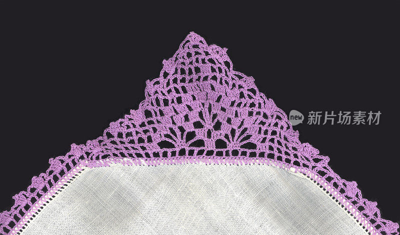 钩针花边边缘上的亚麻布手帕