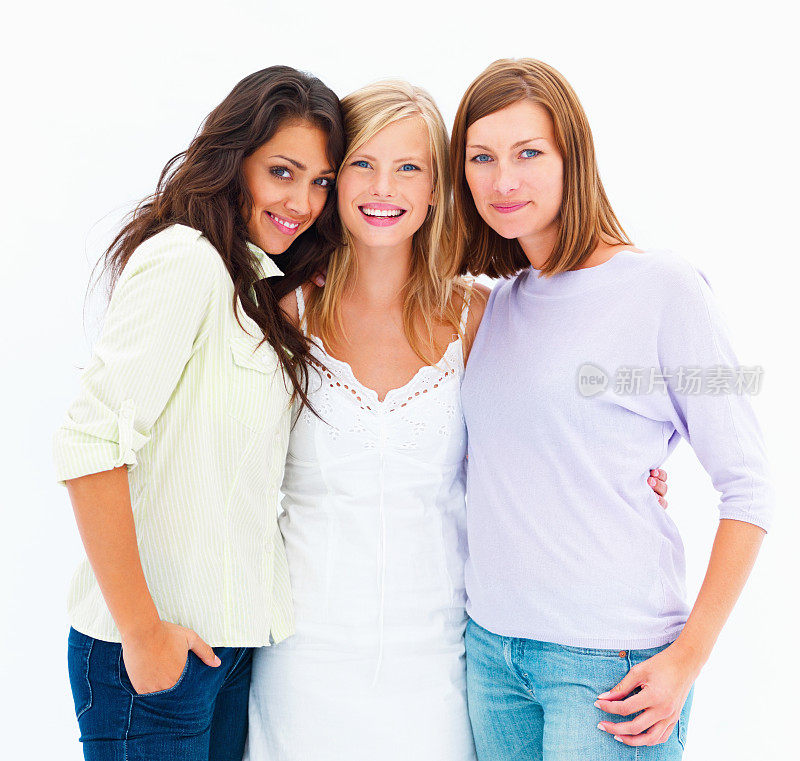 三个年轻的女性朋友坐在家里喝酒玩乐
