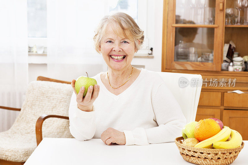 老年妇女健康吃水果吃苹果幸福