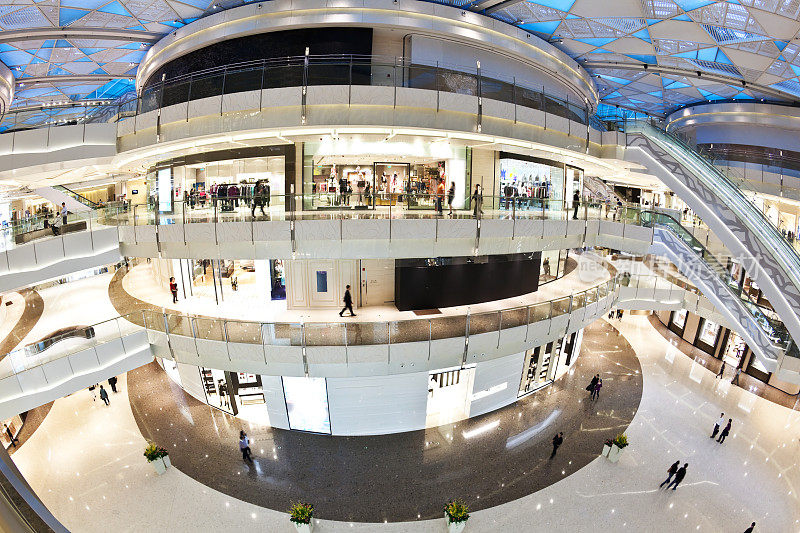 现代四层购物中心与一般的白色口音