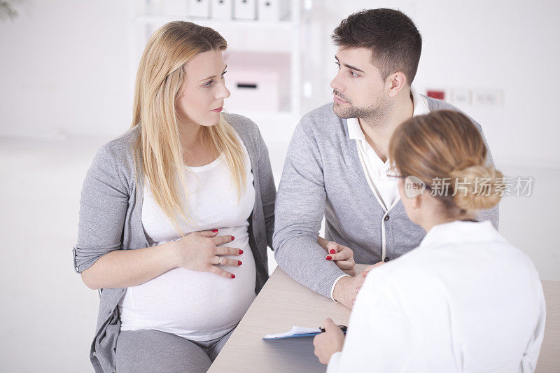 孕妇和丈夫在医生办公室。