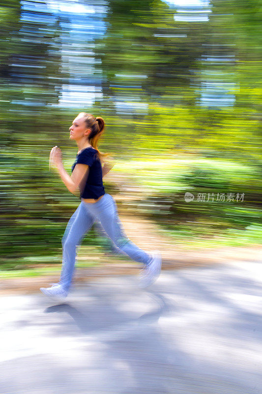 年轻女子在公园慢跑，动作模糊，动作