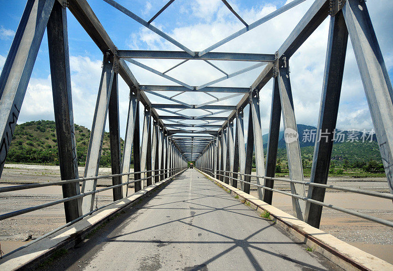 桁架桥，华伦桁架，金属结构