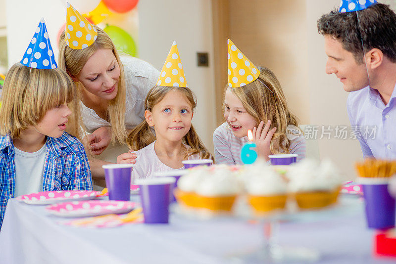 女儿生日聚会上一家人快乐