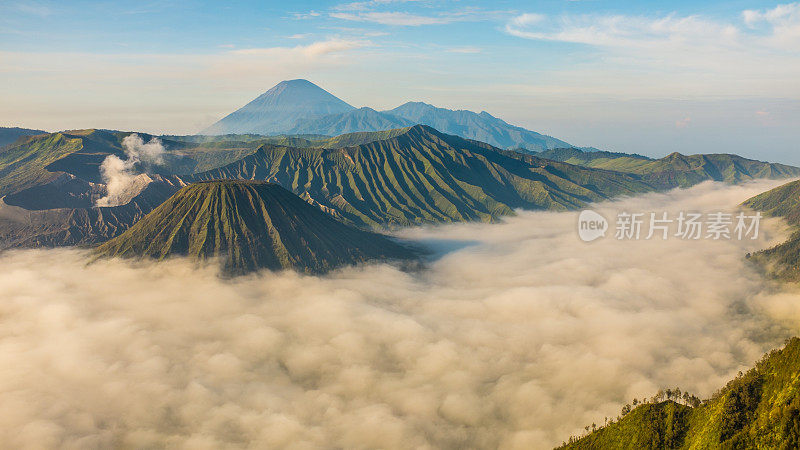 日出时的布罗莫火山