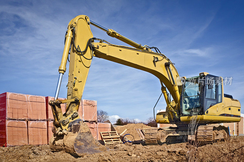 黄色的挖掘机正在挖地，准备建造新家