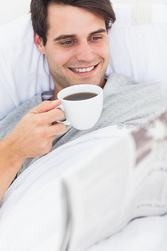 帅哥在床上喝咖啡