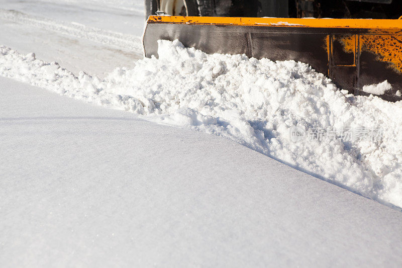 扫雪机翼铲雪从城市街道