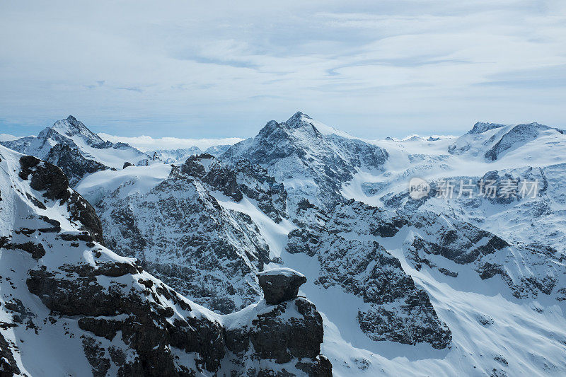 白雪皑皑的山峰