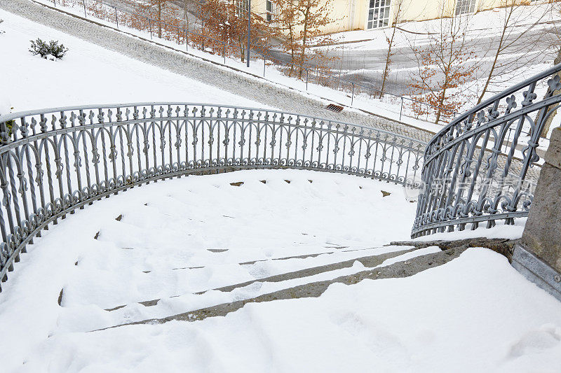 下了公园的楼梯，街上有冬天下雪的德国